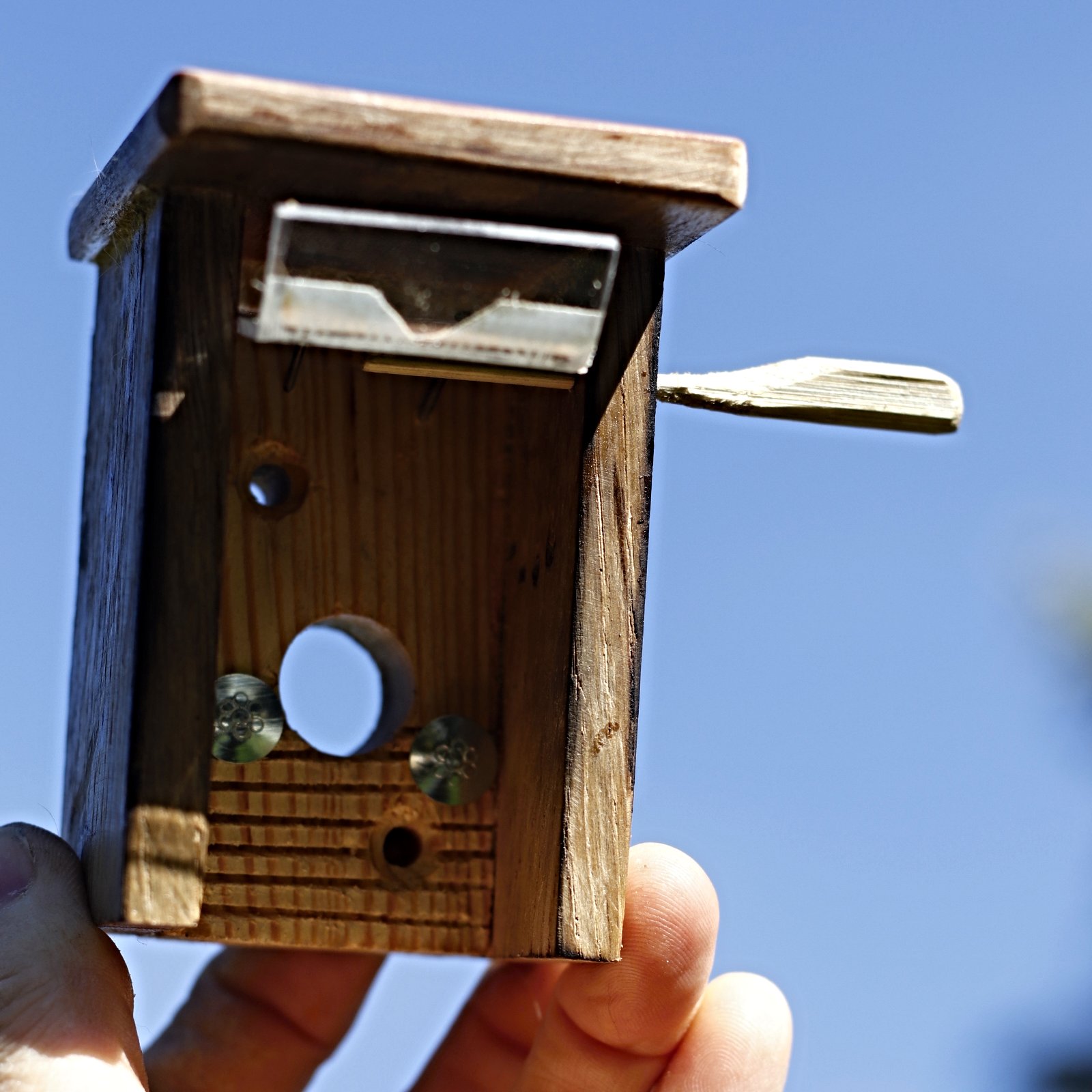 Ochranná klapka pro čmelín